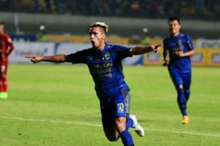 Selebrasi Raphael Maitimo setelah mencetak gol untuk Persib Bandung.
