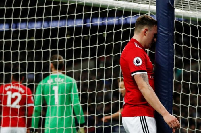 Ekspresi bek Manchester United, Phil Jones, setelah mencetak gol bunuh diri ke gawang Tottenham Hotspur dalam laga Liga Inggris di Stadion Wembley, London, pada 31 Januari 2018.