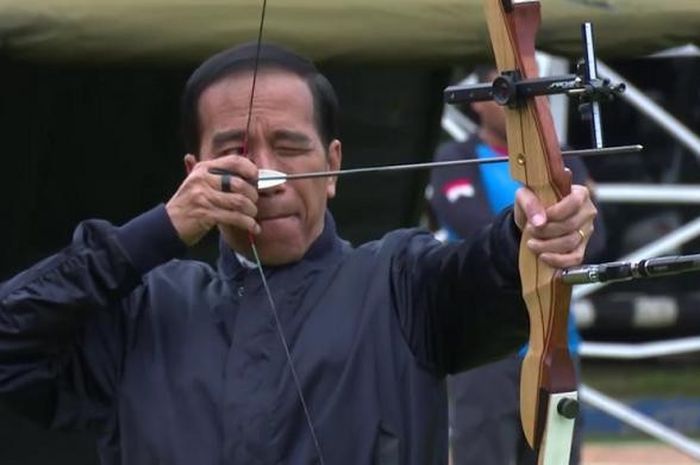 Presiden Joko Widodo berlatih memanah di Pusdikzeni, Bogor, pada Sabtu (14/1/2017)