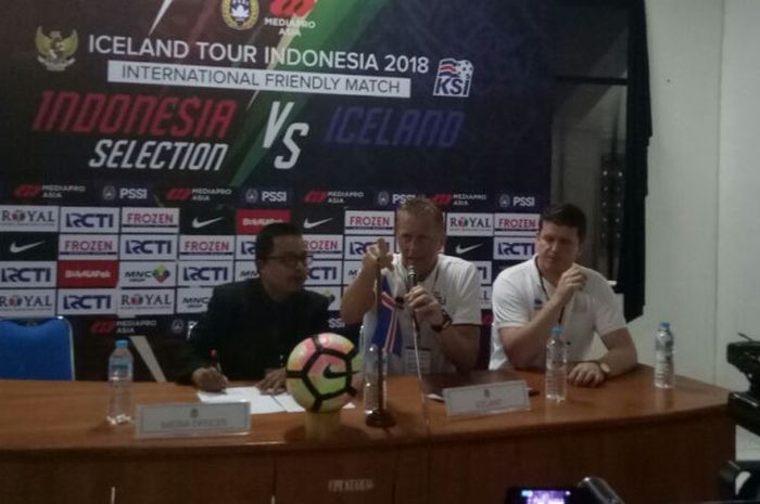 Pelatih timnas Islandia, Heimir Hallgrimssom, pada saat jumpa pers seusai laga versus Indonesia Selection di Stadion Maguwoharjo, Sleman, Kamis (11/1/2018). 