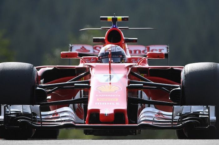 Pebalap Formula 1 asal Finlandia, Kimi Raikkonen, memacu mobil pada sesi latihan pertama GP Belgia di Sirkuit Spa-Franchorchamps, Jumat (25/8/2017).