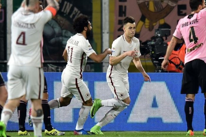 Pemain AS ROma, Stephan El Shaarawy (kedua dari kanan), merayakan gol yang ia cetak ke gawang Palermo dalam lanjutan Serie A 2016-2017 di Stadion Renzo Barbera, Palermo, Italia, pada Minggu (12/3/2017).