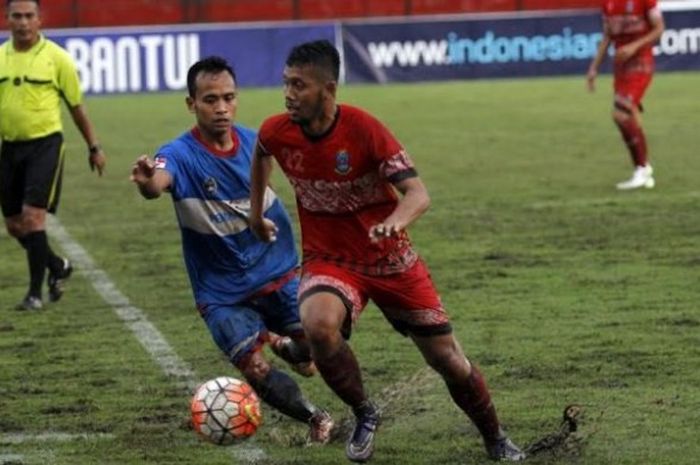 Striker Perseden, Andika Dian Asruri (kanan) mencoba melewati satu pemain belakang Persiku pada semifinal Liga Nusantara 2016 di Stadion Sultan Agung, Bantul, Selasa (6/12/2016) sore. 