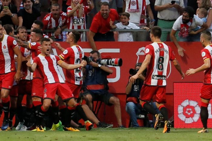 Pemain Girona melakukan selebrasi setelah Christian Stuani mencetak gol ke gawang Atletico Madrid pada partai pertama Liga Spanyol musim 2017-2018 di Stadion Municipal de Montilivi, Sabtu (19/8/2017) waktu setempat.