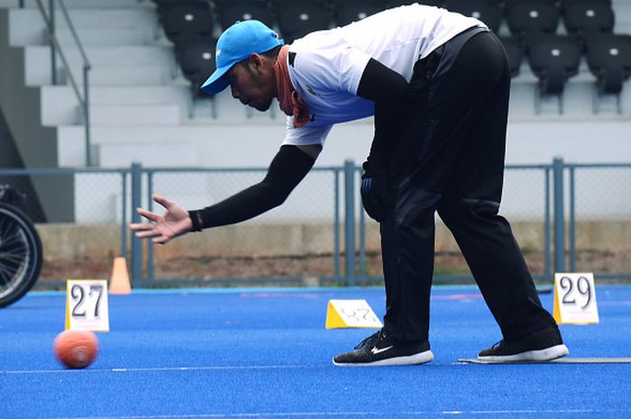 Salah seorang atlet lawn bowls sedang melemparkan wood/bowl saat sesi latihan jelang Asian Para Games 2018, di Lapangan Hoki Gelora Bung Karno, Senayan, Jakarta, Jumat (21/9/2018).