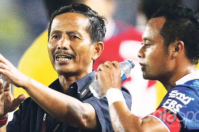  Pelatih Persib Bandung, Djadjang Nurdjaman (kiri) memberi arahan kepada pemainnya, Atep, saat melawan Persiba Balikpapan dalam laga Piala Presiden di Stadion Jalak Harupat, Bandung, Rabu (2/9/2015). 
