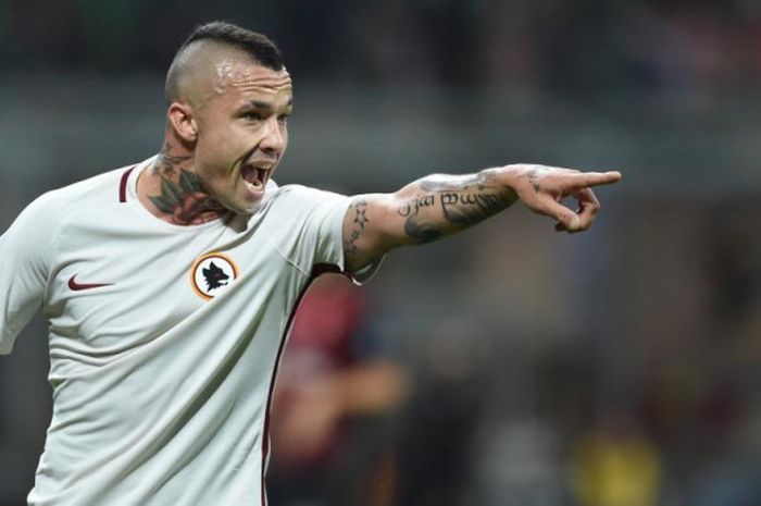    Gelandang AS Roma, Radja Nainggolan, menunjukkan reaksi dalam partai Liga Italia lawan AC Milan di Stadion San Siro, Milan, 7 Mei 2017.   