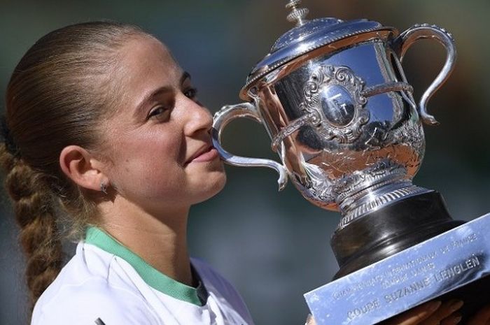 Petenis tunggal putri asal Latvia, Jelena Ostapenko, memegang trofi Suzanne Lenglen setelah menjuarai Perancis Terbuka (Roland Garros) 2017 di lapangan Philippe-Chatrier, Paris, Perancis, Sabtu (10/6/2017). Ostapenko mengalahkan Simona Halep (Rumania) pada laga final.