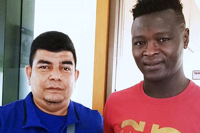 Dokter tim Persib Bandung, Rafi Ghani (kiri), berpose dengan striker Ezechiel N'Douassel.