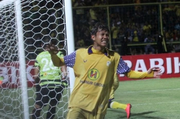 Gelandang Adam Alis menjadi satu dari lima gol kemenangan Barito Putera atas Perseru dengan skor 5-1 di Stadion 17 Mei, Banjarmasin, Jumat (1/6/2016) malam. 