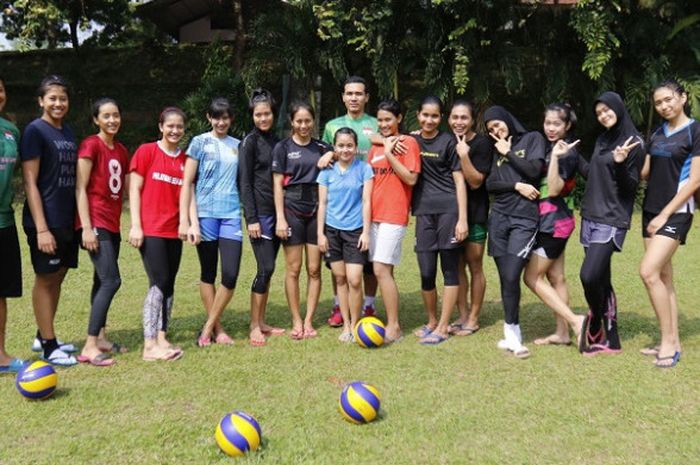 Timnas bola voli putri Indonesia untuk SEA Games 2017 berpose seusai menjalani latihan di Padepokan Voli Sentul, Bogor, Jawa Barat, Rabu (2/8/2017).