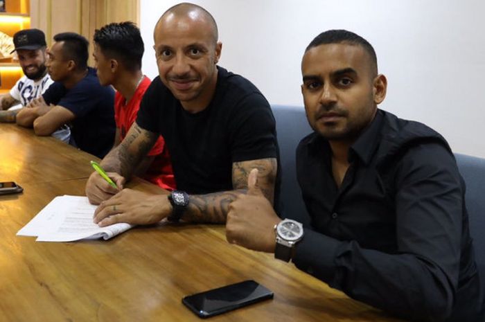 Julien Faubert (kiri), bersama sang agen, Alister Veerasamy (kanan), saat menandatangani kontrak berdurasi setahun bersama Borneo FC di Gandaria 8 Office Tower, Jakarta Selatan, Kamis (18/1/2018).