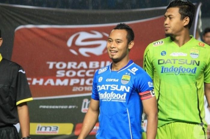 Kiper Persib, Muhammad Natshir (kanan) sebelum timnya menghadapi PSM Makassar di Stadion GBLA, Kota Bandung, Sabtu (2/7/2016) malam. 