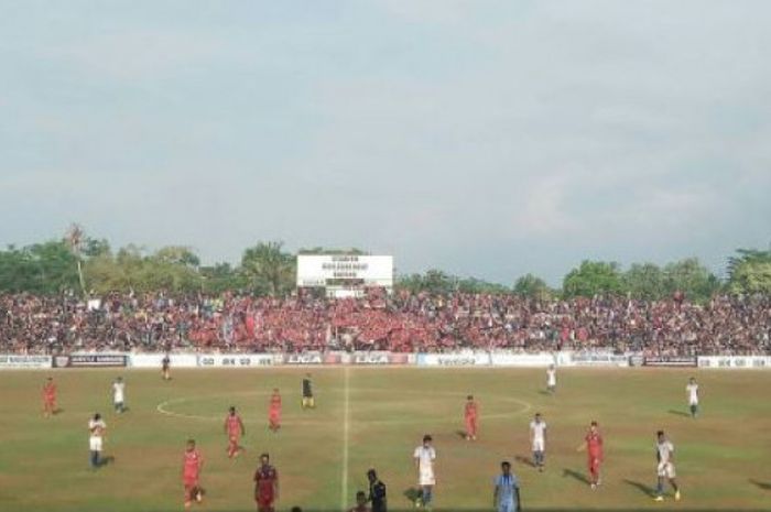 Laga Persibat Batang kontra PSIS Semarang di Stadion Moh Sarengat, Batang.