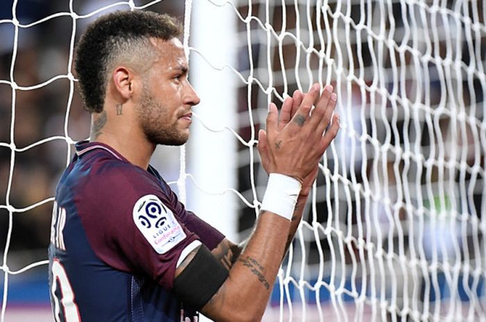 Reaksi striker Paris Saint-Germain, Neymar, seusai membawa timnya mengalahkan Toulouse dalam laga Liga Prancis di Stadion Parc des Princes, Paris, pada 20 Agustus 2017.