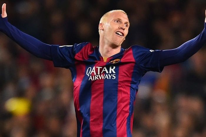 Reaksi bek FC Barcelona, Jeremy Mathieu, di pertandingan La Liga melawan Real Madrid di Camp Nou pada 22 Maret 2015. 