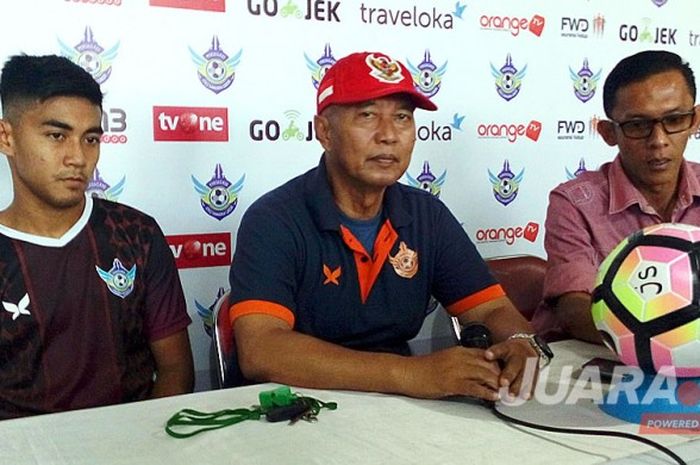 Pelatih Persegres, Hanafi (tengah) bersama gelandang Arsyad Yusgiantoro (kiri) saat sesi jumpa awak media, Minggu (4/6/2017).