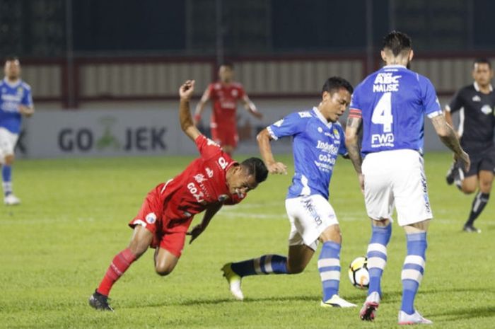  Ramdani Lestaluhu dan Dedi Kusnandar berebut bola di Stadion PTIK, Jakarta, Sabtu (30/6/2018). 
