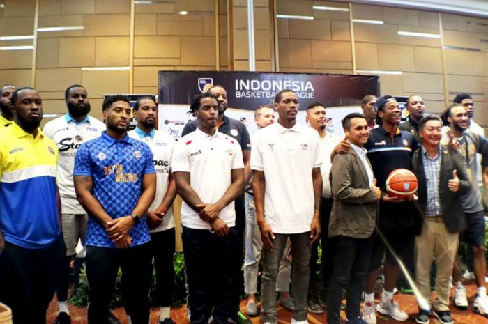 Sejumlah pemain asing IBL 2018-2019 melakukan sesi foto bersama dengan Direktur IBL Hasan Gozali dan Asisten Manajer Marketing Communication Pertamina, Danang Widiasurya, di Hotel Santika Premiere, Slipi, Jakarta, Selasa (6/11/2018).