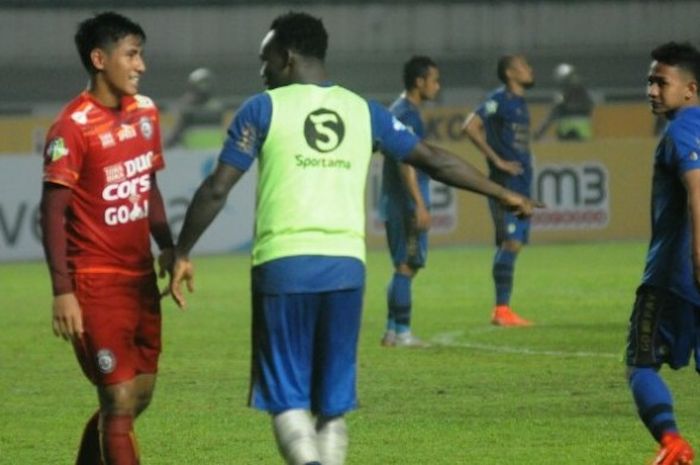 Gelandang Arema FC, Hanif Sjahbandi (kiri), mendatangi marquee player Persib Bandung, Michael Essien, seusai pertandingan Liga 1 di Stadion Gelora Bandung Lautan Api, Bandung, pada (15/4/2017).