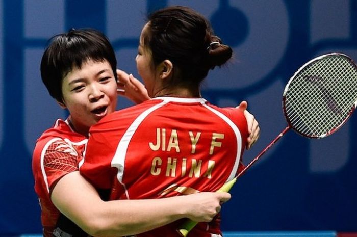 Pasangan ganda putri China, Chen Qingchen (kanan)/Jia Yifan, merayakan kemenangan mereka atas pasangan Korea Selatan, Chang Ye-na/Lee So-hee, pada babak semifinal World Superseries Finals di Hamdan Sports Complex, Dubai, Sabtu (17/12/2016).