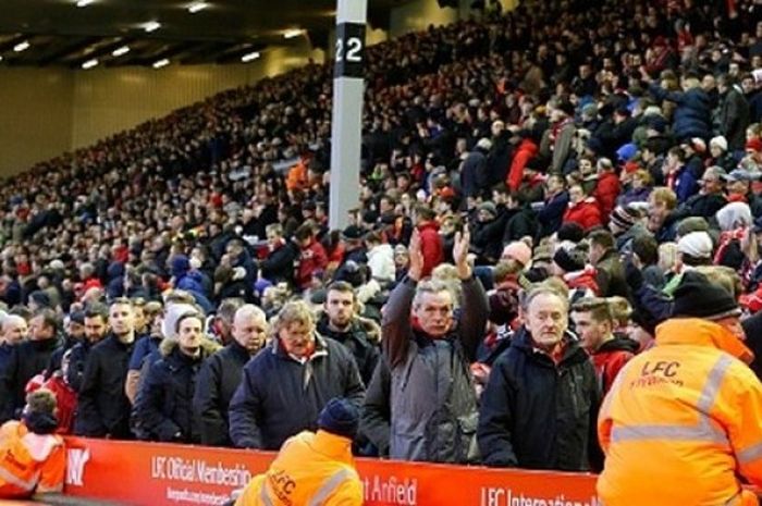 Suporter Liverpool melakukan aksi walk out pada menit ke-77 laga versus Sunderland di Anfield, Sabtu (6/2/2016), sebagai aksi protes kenaikan harga tiket. 