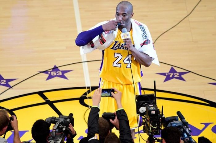 Pebasket Los Angeles Lakers, Kobe Bryant, seusai menjalani pertandingan perpisahannya di pentas NBA 