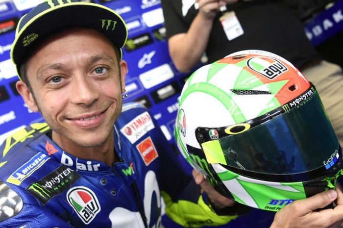 Valentino Rossi memamerkan desain helm terbarunya saat sesi latihan bebas MotoGP Italia, Sabtu (2/6/2018).