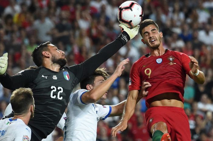 Aksi striker timnas Portugal, Andre Silva (kanan), saat berduel dengan kiper timnas Italia, Gianluigi Donnarumma, dalam pertandingan UEFA Nations Leaguedi Estadio da Luz, Lisabon, Portugal, pada Senin (10/9/2018).