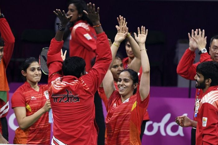  Pelatih ganda campuran India, Tan Kim Her (kanan atas) bereaksi setelah India memastikan diri sebagai juara nomor beregu pada Commonwealth Games 2018  setelah mengalahkan Malaysia 3-1 pada partai final yang berlangsung di Carrara Sports Arena, Gold Coast, Australia, Senin (9/4/2018). 