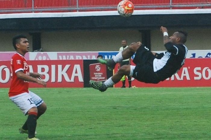  Aksi striker PSM Makassar, Titus Bonai, dalam laga kontra Bali United pada pekan ke-32 Kejuaraan Sepak Bola Torabika (TSC) 2016 di Stadion Kapten I Wayan Dipta, Gianyar, Selasa (6/12/2016). 