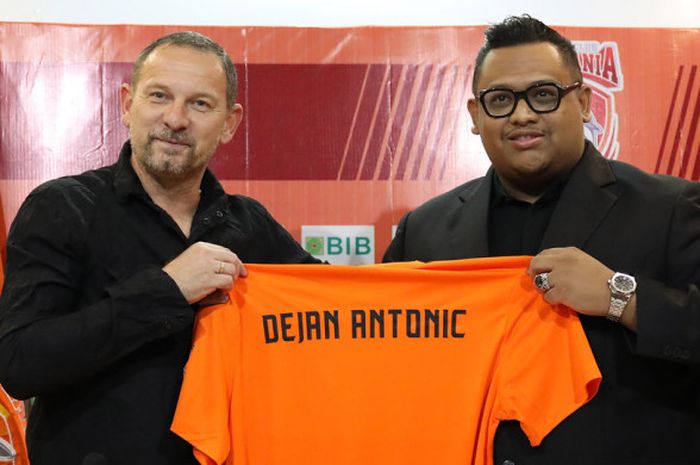 Presiden klub Borneo FC, Nabil Husein (kanan), meresmikan Dejan Antonic (kiri) sebagai pelatih baru di Samarinda, Rabu (28/3/2018).