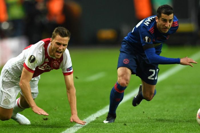 Aksi gelandang Manchester United, Henrikh Mkhitaryan (kanan), berduel dengan bek Ajax Amsterdam, Joel Veltman, dalam pertandingan final Liga Europa 2016-2017 di Stadion Friends Arena, Solna, pada 24 Mei 2017.