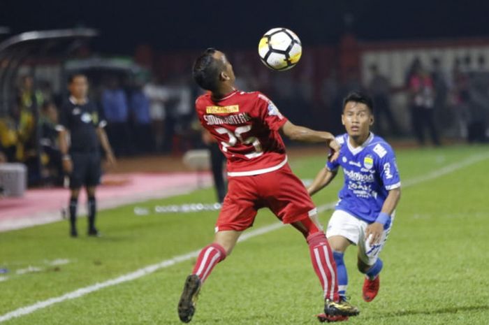 Riko Simanjuntak berjibaku dengan Ghozali Siregar pada laga Persija Jakarta versus Persib Bandung di Stadion PTIK, Jakarta, Sabtu (30/6/2018).