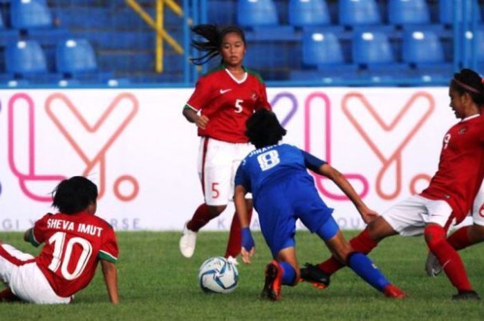 Timnas U-16 Wanita Indonesia saat melawan Thailand pada Piala AFF U-16 Wanita di Stadion Bumi Sriwijaya, Palembang, Rabu (2/5/2018)
