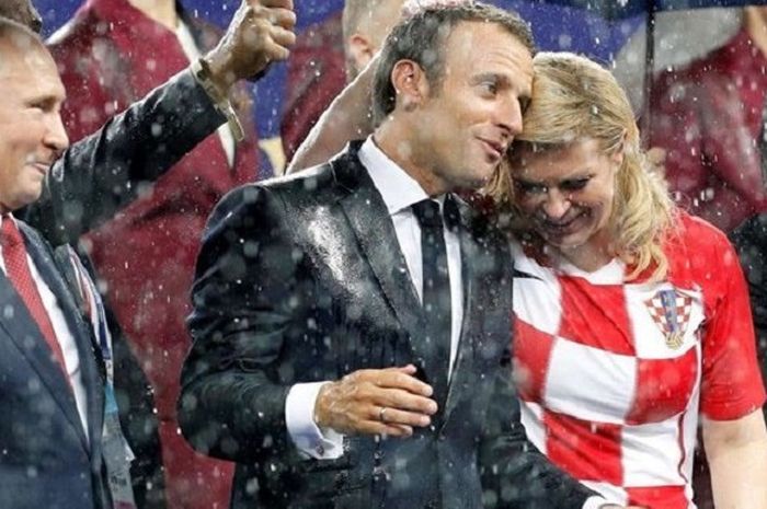 Kolinda Grabar memeluk Emmenuel Macron dalam sesi penutupan Piala Dunia 2018, Minggu (15/7/2018)