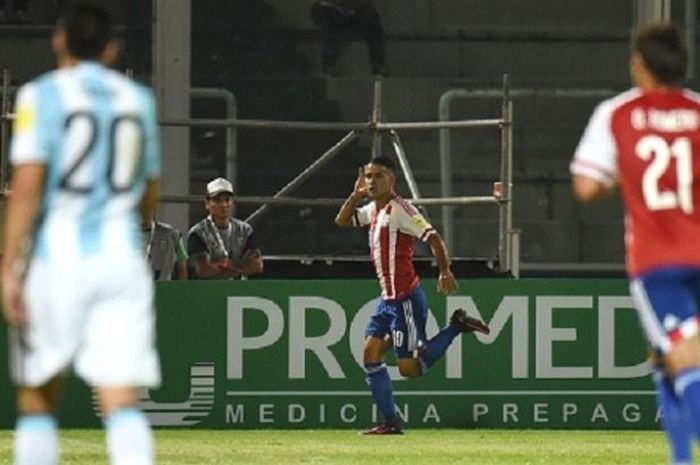 Derlis Gonzalez merayakan gol Paraguay ke gawang Argentina pada laga kualifikasi Piala Dunia 2018 zona Conmebol, Selasa (11/10/2016). 
