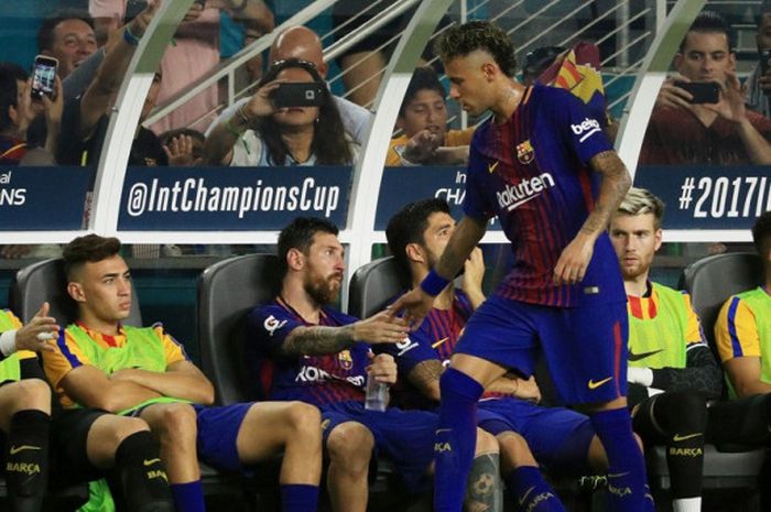 Striker FC Barcelona, Neymar, bersalaman dengan Lionel Messi seusai ditarik keluar dalam laga International Champions Cup di Hard Rock Stadium, Miami, Amerika Serikat pada 29 Juli 2017.