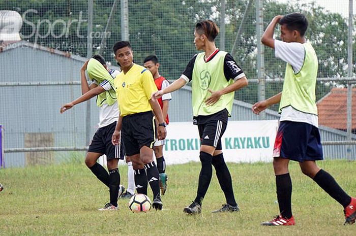 Sekitar 150 pemain muda Gresik mengikuti latihan seleksi Persegres di Gelora Joko Samudro, Selasa (5/2/2018).