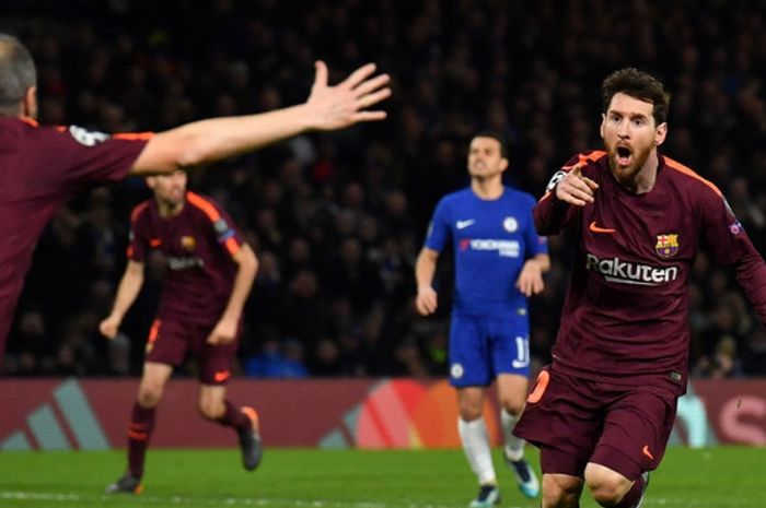 Megabintang FC Barcelona, Lionel Messi (kanan), merayakan golnya bersama Andres Iniesta dalam laga leg pertama babak 16 besar Liga Champions kontra Chelsea di Stadion Stamford Bridge, London, Inggris, pada 20 Februari 2018.  