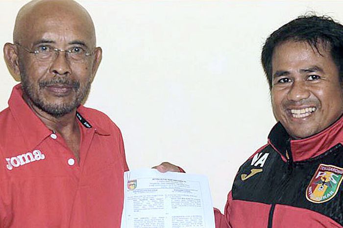 Yudi Suryata (kanan), saat diperkenalkan ke publik sebagai pelatih baru Mitra Kukar.