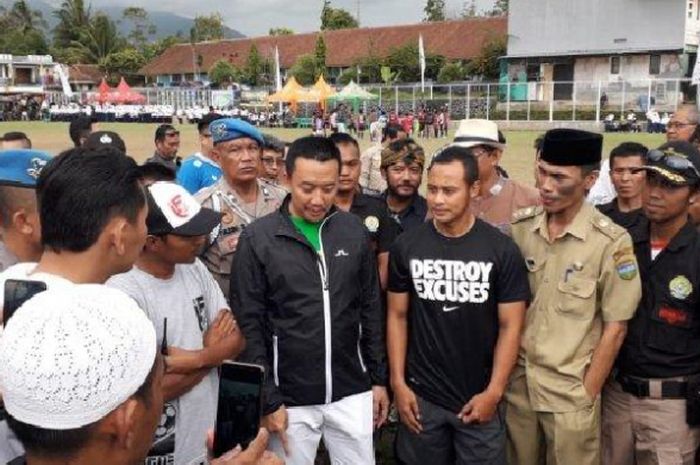 Menteri Pemuda dan Olahraga, Imam Nahrawi, bersama dengan mantan pemain Persib Bandung, Atep dan Tan