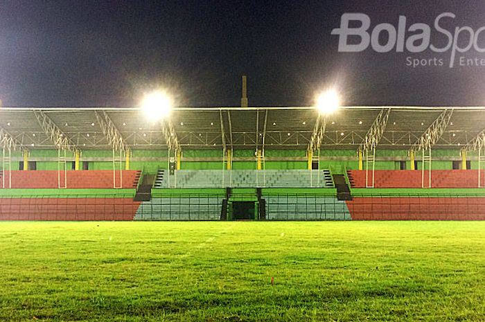 Suasana Stadion Teladan saat tambahan empat lampu di tribun timur stadion dihidupkan pada Senin (5/3/2018) malam.