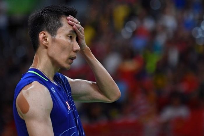 Pebulu tangkis Malaysia, Lee Chong Wei, bereaksi saat menghadapi pemain China, Chen Long, pada babak final Olimpiade Rio 2016 di Riocentro, Rio de Janeiro, Sabtu (20/8/2016).