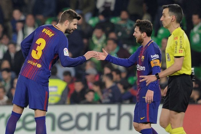 Megabintang FC Barcelona, Lionel Messi (kanan), merayakan golnya bersama Gerard Pique dalam laga Liga Spanyol kontra Real Betis di Stadion Benito Villamarin, Sevilla, pada 21 Januari 2018.