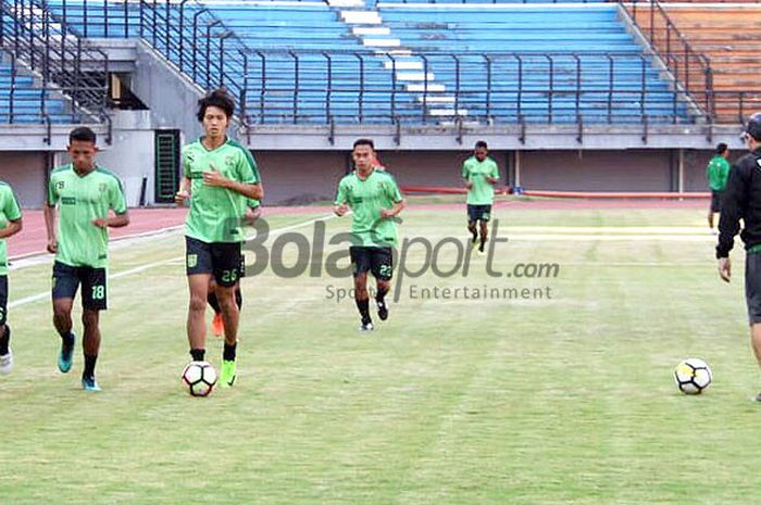 Pemain Persebaya saat melakukan latihan rutin di Gelora Bung Tomo Surabaya, Selasa (3/7/2018).