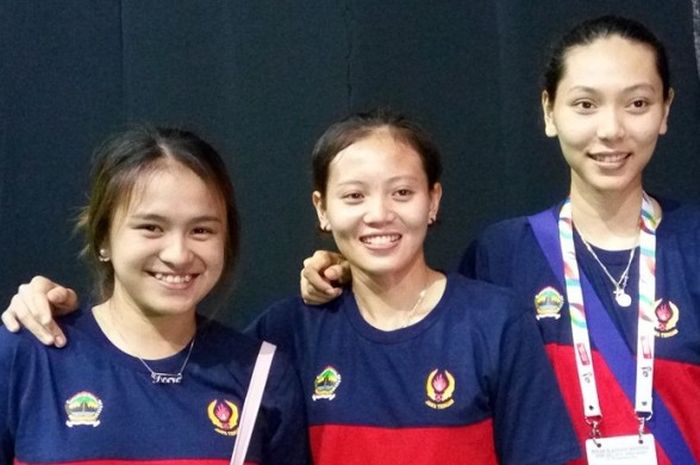 Tiga pemain ganda putri Jawa Tengah, Melani Putri, Annisa Saufika, dan Gloria Emanuelle Widjaja, berfoto bersama pada sela-sela Pekan Olahraga Nasional Jawa Barat 2016 di GOR Bima, Jumat (23/9/2016).