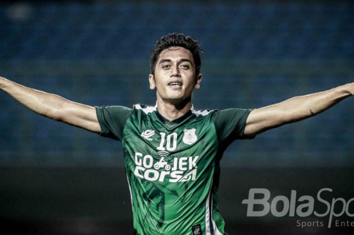 Selebrasi striker PSMS Medan, I Made Wirahadi seusai mencetak gol ke gawang Kalteng Putra pada laga 