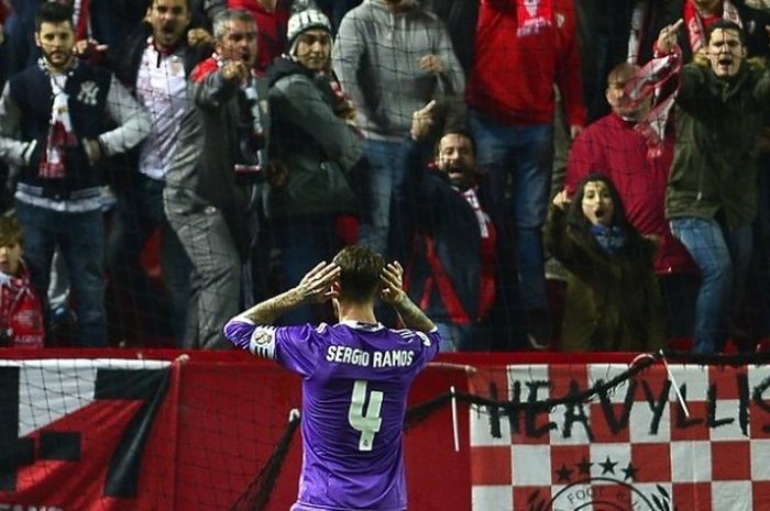 Kapten Real Madrid, Sergio Ramos, dicemooh oleh para pendukung Sevilla saat laga leg kedua Copa del Rey, di Stadion Ramon Sanchez Pizjuan, Kamis (12/1/2017) waktu setempat. 