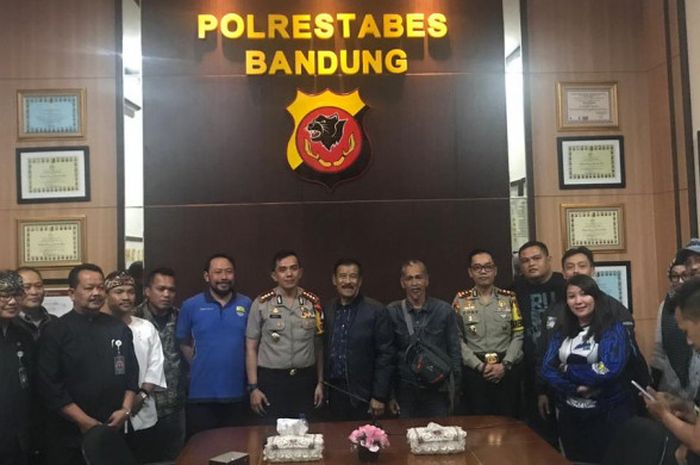 Panpel dan pengurus Persib Bandung berkunjung ke Kantor Polrestabes Bandung, Rabu (19/9/2018).